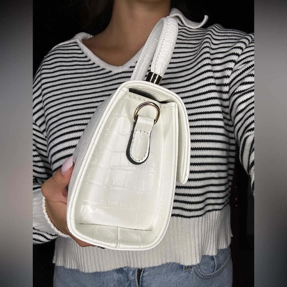 Elegant White Croc-Embossed Handbag - Picture 3 of 8